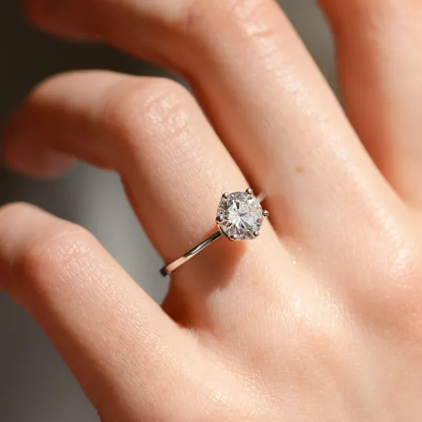 Zásnubní prsten OLLAF s lab-grown diamantem na prstu