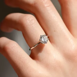 Zásnubní prsten OLLAF s lab-grown diamantem na prstu