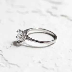 Zásnubní prsten OLLAF s lab-grown diamantem v šikmém pohledu