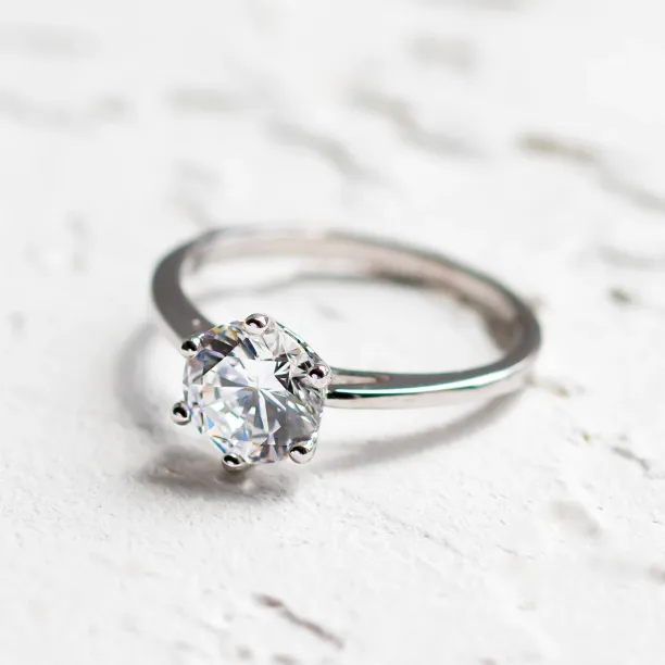 Detailní pohled na lab-grown diamant a uchycení zásnubního prstenu OLLAF