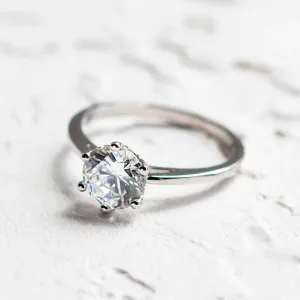 Detailní pohled na lab-grown diamant a uchycení zásnubního prstenu OLLAF