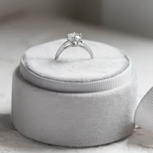 Zásnubní prsten OLLAF s lab-grown diamantem v bočním pohledu