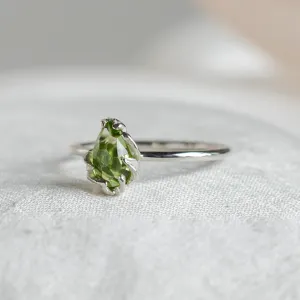 Gold ring with pear peridot GUAVA Thumbnail