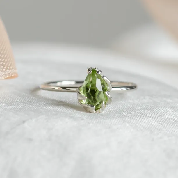 Gold ring with pear peridot GUAVA Image