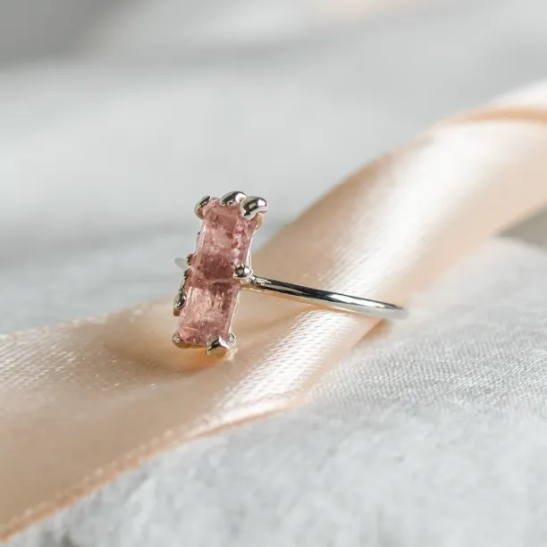 Detailní šikmý pohled na zlatý prsten ROSA s jahodovým křišťálem