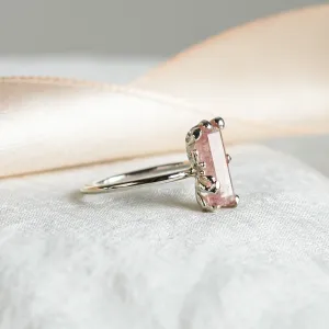 Boční pohled na zlatý prsten ROSA s obdélníkovým jahodovým křišťálem