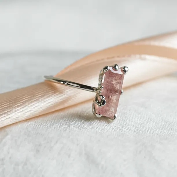 Šikmý pohled na zlatý prsten ROSA s jahodovým křišťálem