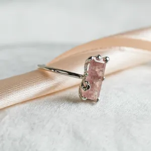 Šikmý pohled na zlatý prsten ROSA s jahodovým křišťálem