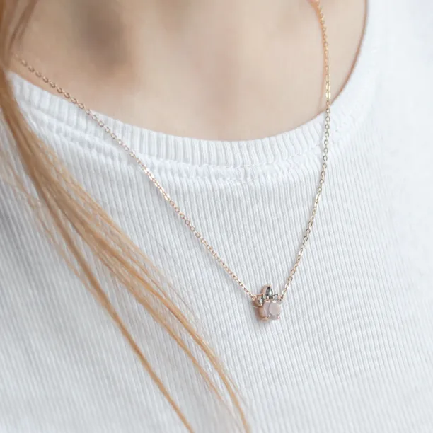Cluster náhrdelník FLAMINGO s morganitem a salt and pepper diamanty na krku