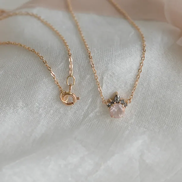 Náhrdelník FLAMINGO se zapínáním a přívěskem s morganitem a salt and pepper diamanty