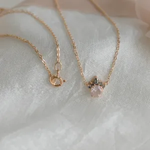 Náhrdelník FLAMINGO se zapínáním a přívěskem s morganitem a salt and pepper diamanty