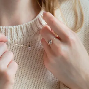 Náhrdelník FLAMINGO s morganitem a salt and pepper diamanty držený v ruce