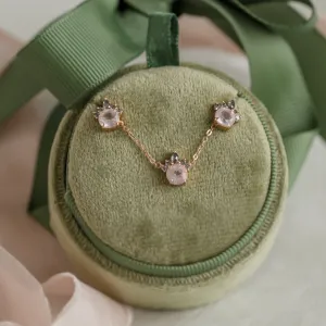 Detailní záběr na cluster náhrdelník FLAMINGO s morganitem a salt and pepper diamanty