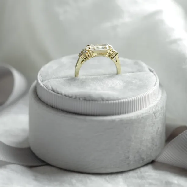 Detailní boční pohled na prsten ASTRID s několika moissanity