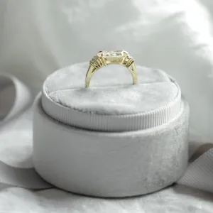Detailní boční pohled na prsten ASTRID s několika moissanity