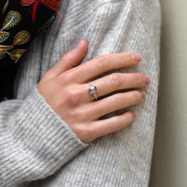 AGNES gold ring with a salt and pepper diamond on the hand