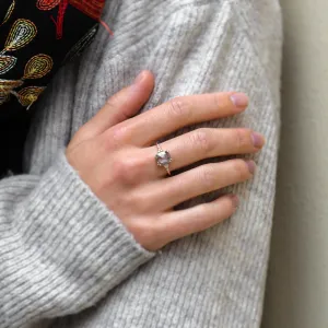 AGNES gold ring with a salt and pepper diamond on the hand