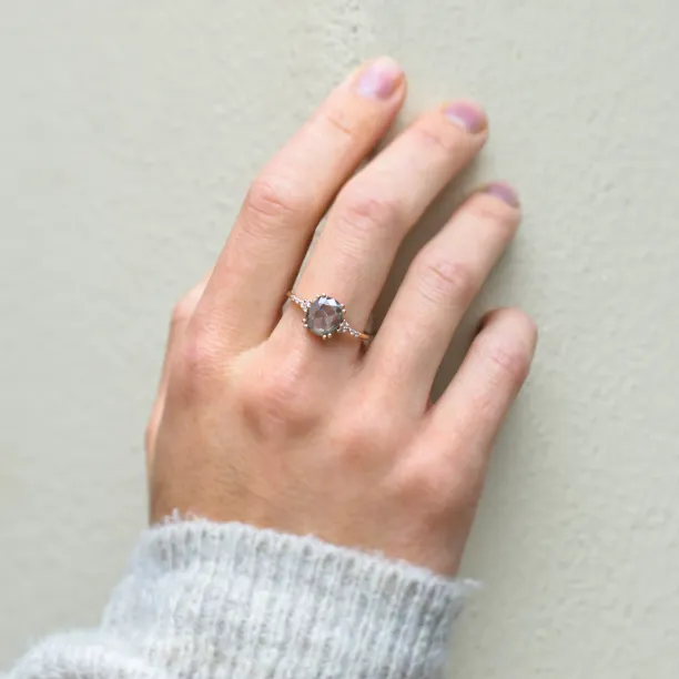 AGNES gold ring with a salt and pepper diamond worn on a finger