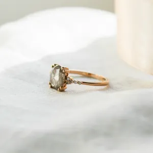 Side view of the AGNES gold ring with a salt and pepper diamond