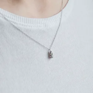 Náhrdelník GEORGINA s přívěskem ze salt and pepper diamantů na krku