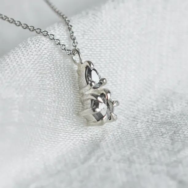 Detailní šikmý pohled na přívěsek náhrdelníku GEORGINA se dvěma salt and pepper diamanty