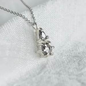 Detailní šikmý pohled na přívěsek náhrdelníku GEORGINA se dvěma salt and pepper diamanty