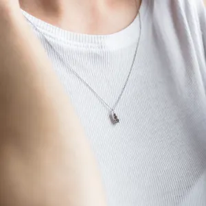 Náhrdelník GEORGINA se salt and pepper diamanty nošený na krku