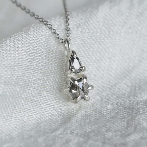Detail přívěsku GEORGINA s hruškovým a kulatým salt and pepper diamantem