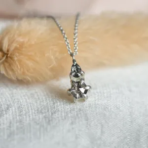 Šikmý pohled na přívěsek náhrdelníku GEORGINA se dvěma salt and pepper diamanty