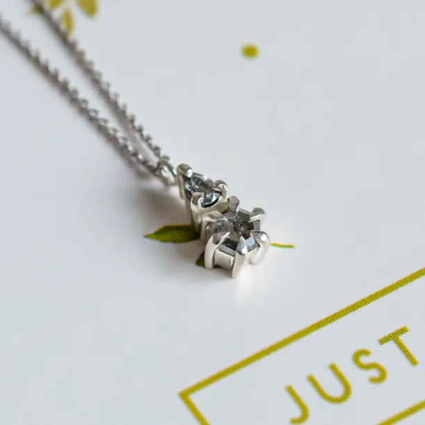 Detailní šikmý pohled na přívěsek náhrdelníku GEORGINA se salt and pepper diamanty