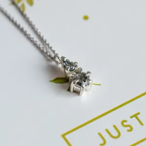 Detailní šikmý pohled na přívěsek náhrdelníku GEORGINA se salt and pepper diamanty
