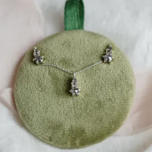 Náhrdelník GEORGINA s netradičními salt and pepper diamanty v detailu