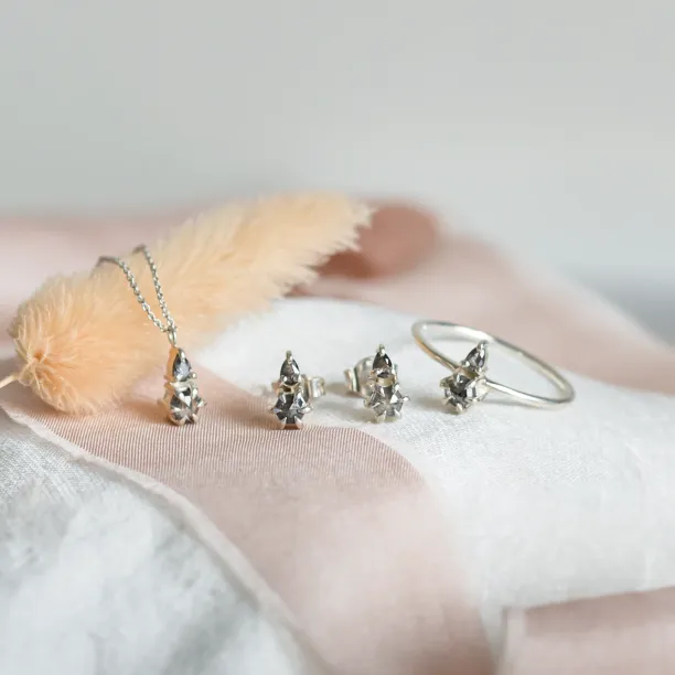 Náhrdelník GEORGINA se salt and pepper diamanty vedle ladících náušnic a prstenu