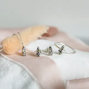 Náhrdelník GEORGINA se salt and pepper diamanty vedle ladících náušnic a prstenu