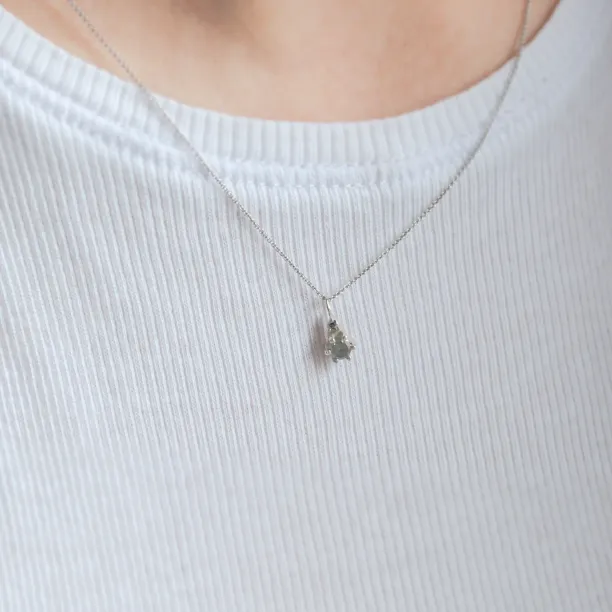 Náhrdelník GREG se salt and pepper diamanty na krku