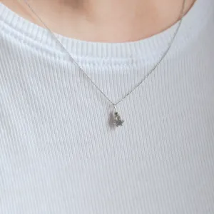 Náhrdelník GREG se salt and pepper diamanty na krku