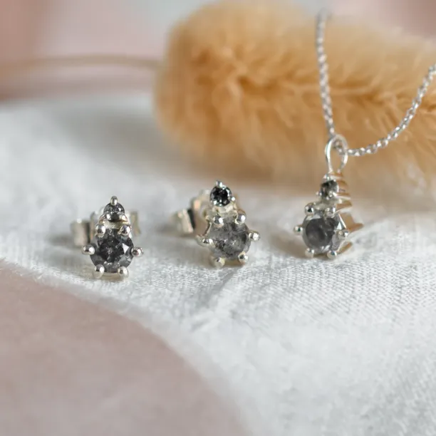 Náhrdelník GREG se salt and pepper diamanty vedle ladících náušnic
