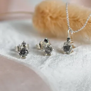 Náhrdelník GREG se salt and pepper diamanty vedle ladících náušnic