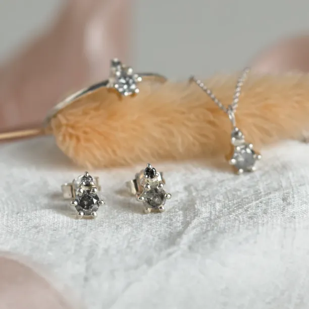 Náhrdelník GREG se salt and pepper diamanty s ladícími náušnicemi v pozadí