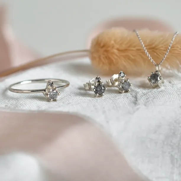 Minimalistický náhrdelník GREG se salt and pepper diamanty vedle ladícího prstenu a náušnic