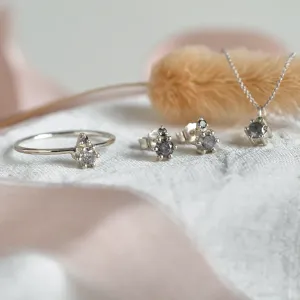 Minimalistický náhrdelník GREG se salt and pepper diamanty vedle ladícího prstenu a náušnic