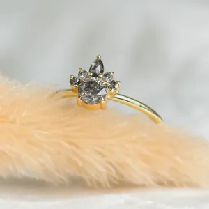 Close-up of the DAF ring with its central salt and pepper diamond