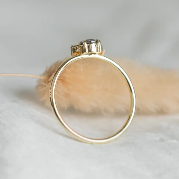 Side view of the DAF ring showing the band and underside of the setting