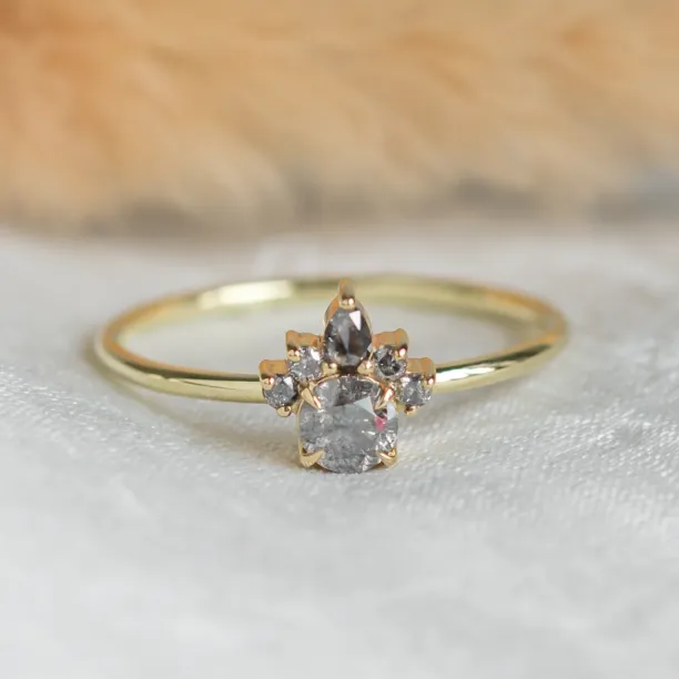 DAF ring with salt and pepper diamonds in a detailed product view
