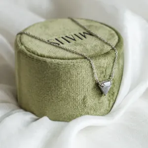 Šikmý pohled na zlatý náhrdelník CANBERRA s diamantem salt and pepper ve tvaru supermana