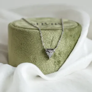 Detailní pohled na zlatý náhrdelník CANBERRA s diamantem salt and pepper ve tvaru supermana