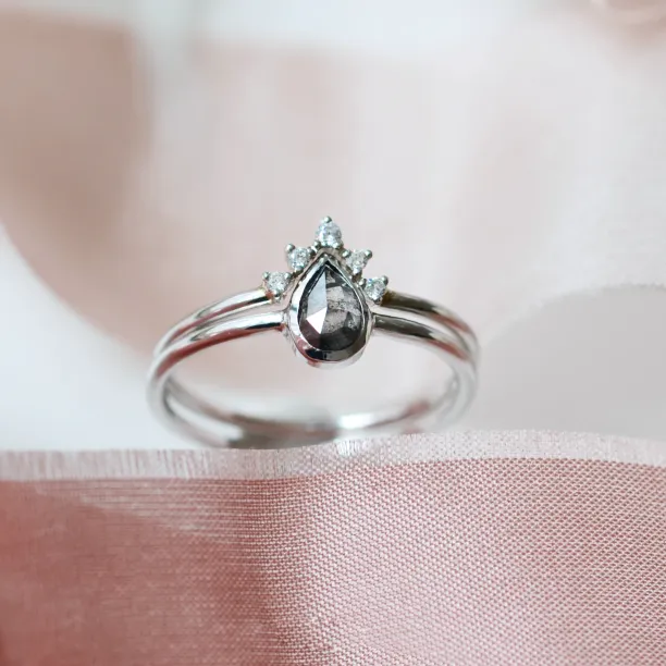 Šikmý pohled na zásnubní set ERWIN se salt and pepper diamantem