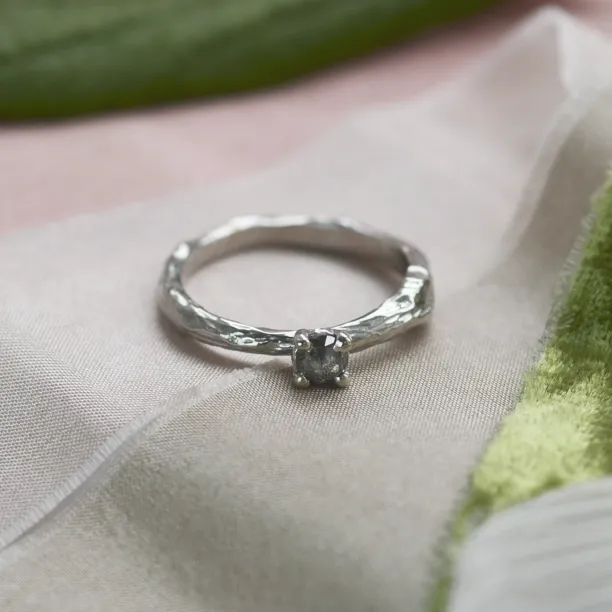 Detailní záběr větvičkového prstenu DREMO z bílého zlata 14K
