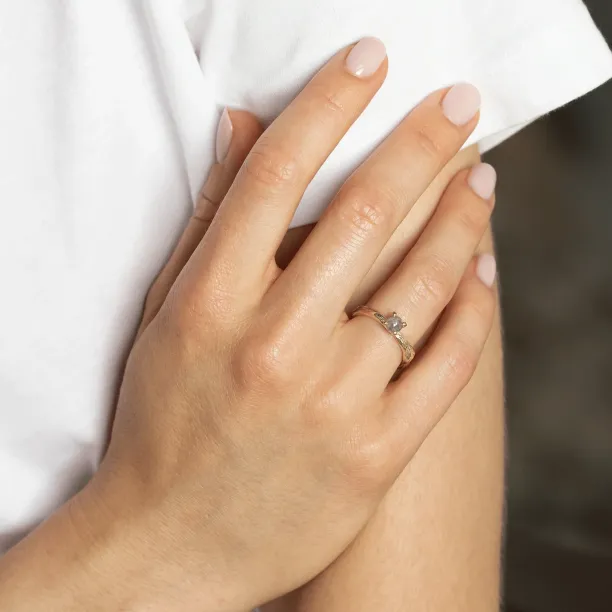Větvičkový prsten DREMO se salt and pepper diamantem nošený na ruce