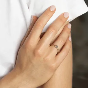 Větvičkový prsten DREMO se salt and pepper diamantem nošený na ruce